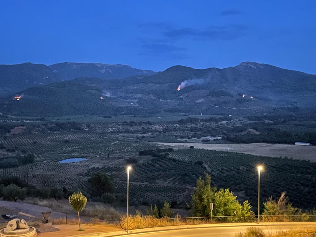 Varios focos iniciaron el fuego en la zona del incendio de Benatae, en la provincia de Jaén