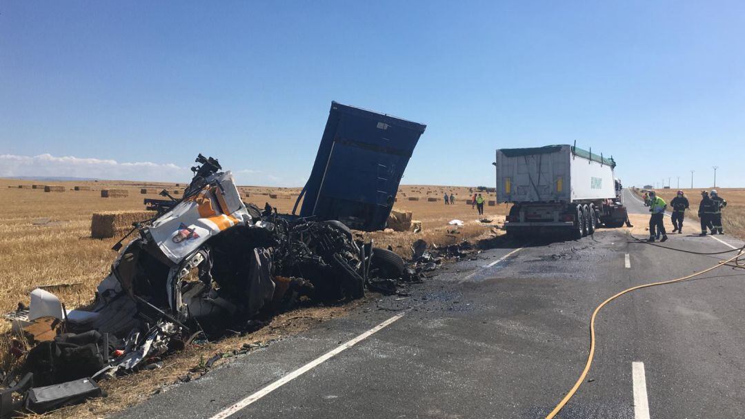 Aspecto de la brutal colisión entre dos camiones en Salamanca