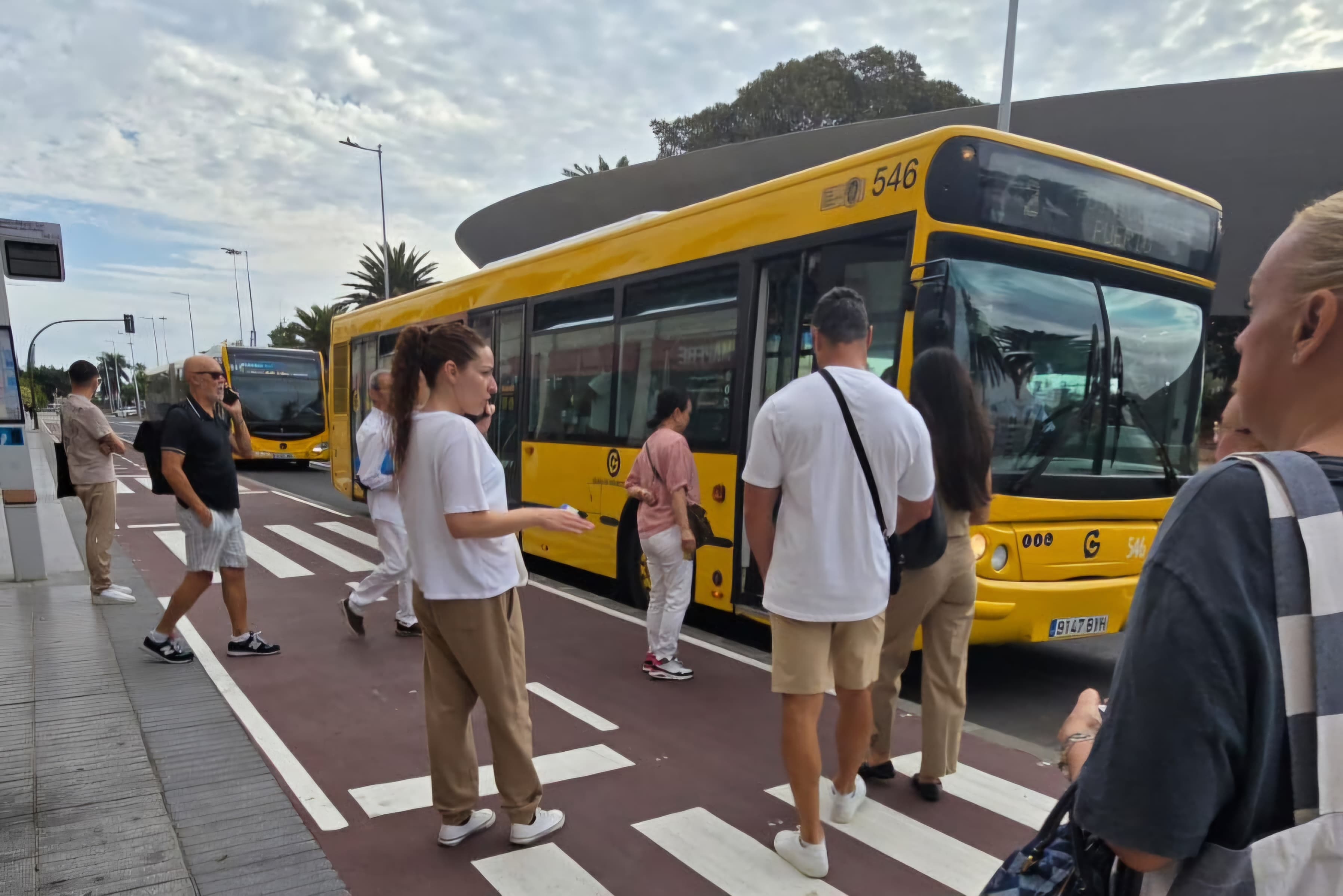 Los primeros pasajeros de las líneas de Guaguas Municipales que pasan por la nueva parada habilitada en la calle Poeta Agustín Millares Sall en dirección hacia Santa Catalina