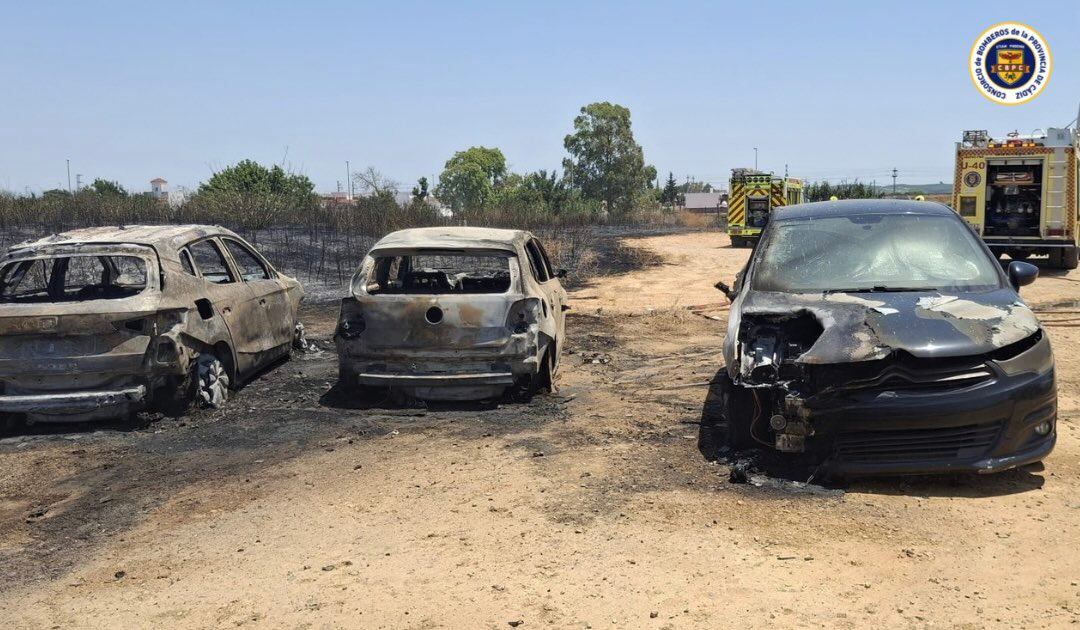 Tres de los vehículos afectados por las llamas