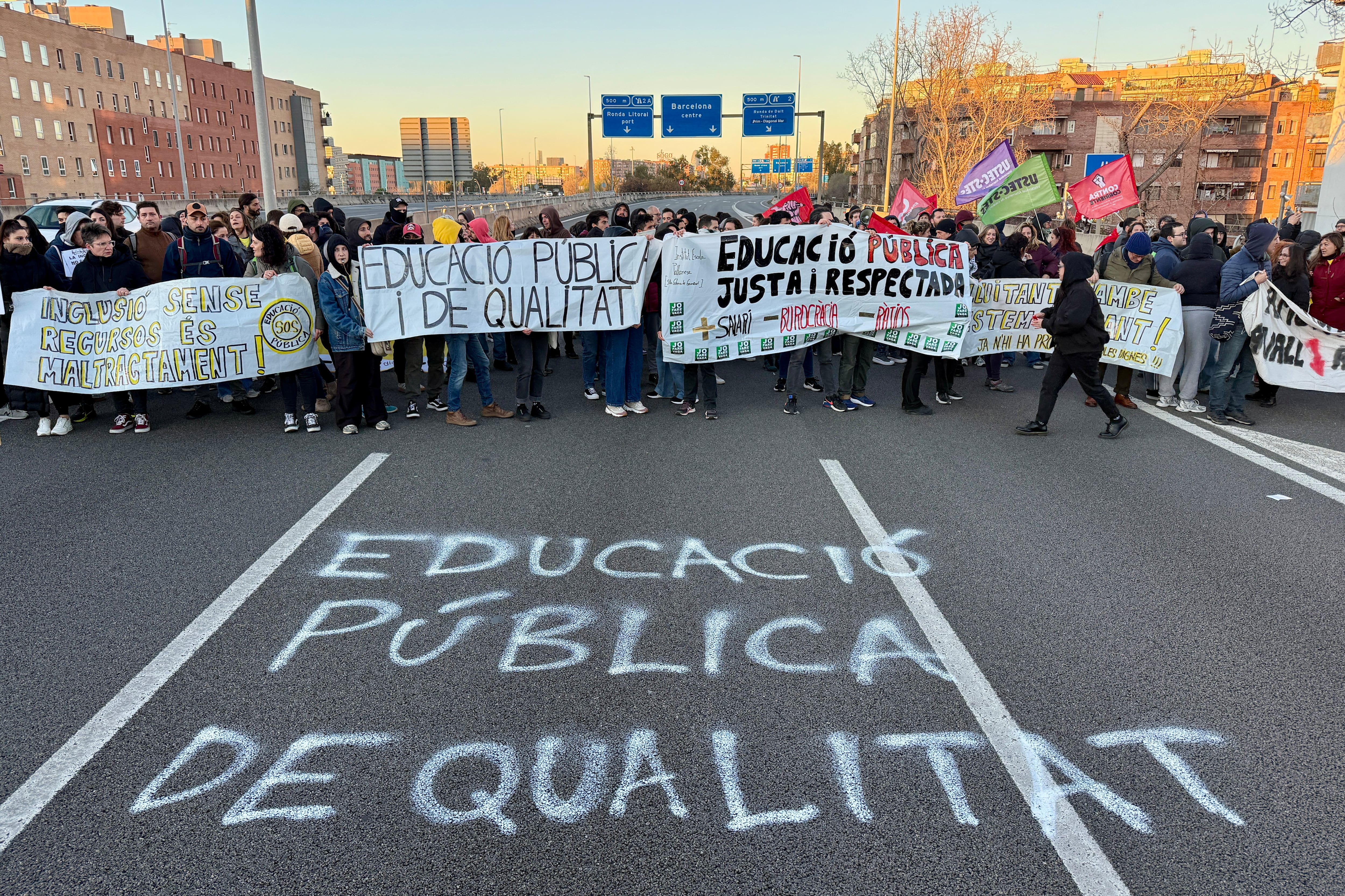 Pintada a la C-31 dels docents en vaga