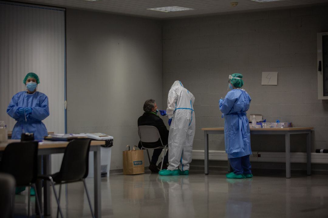 Un hombre recibe una prueba PCR.