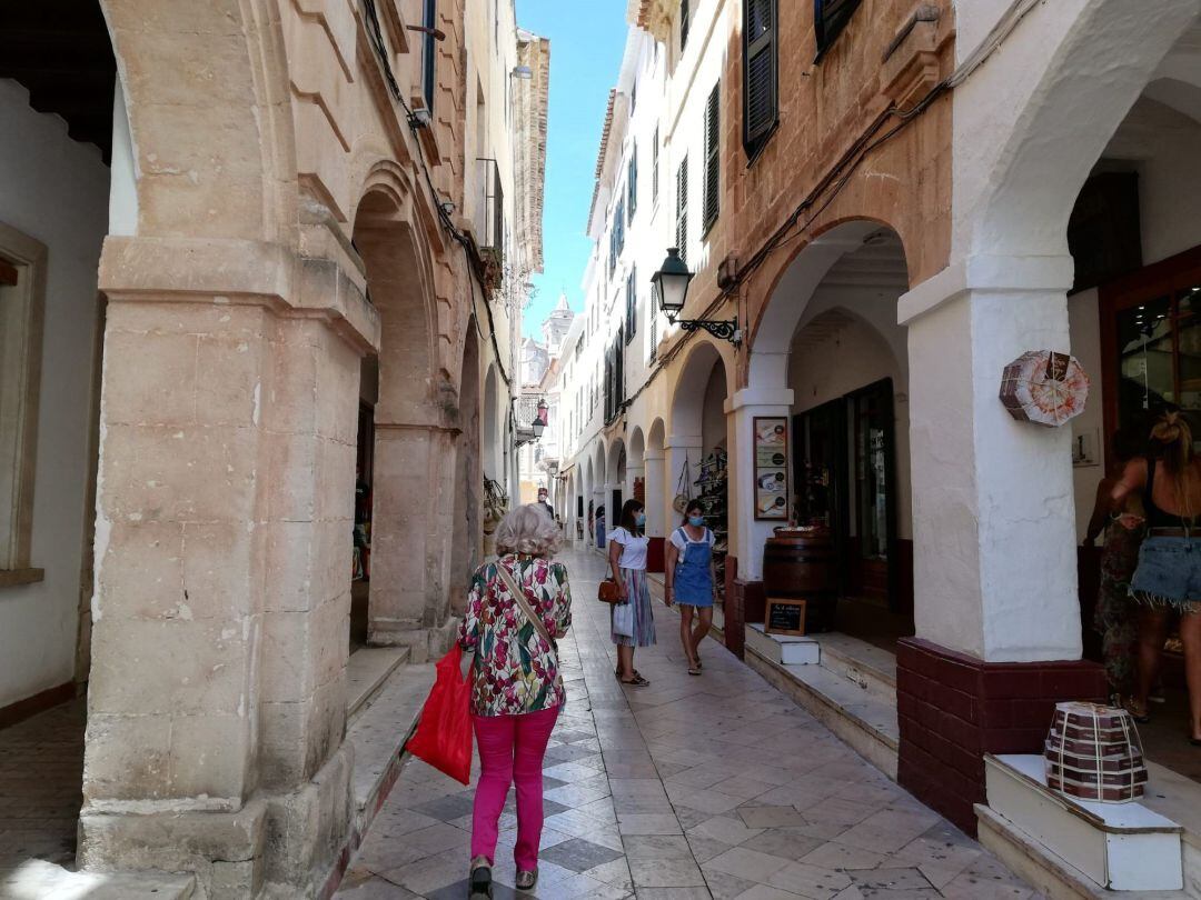 Calles peatonales del centro de Ciutadella con comercios locales (imagen de archivo).