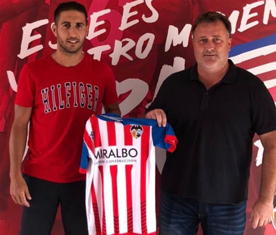 Presentación de &#039;Hucha&#039; como jugador del CD Jávea.