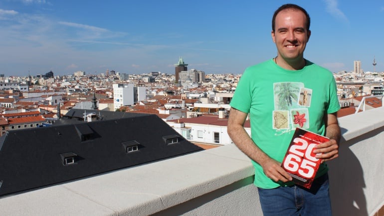 El meteorólogo extremeño José Miguel Gallardo posa con su novela en las manos en la terraza de la SER.