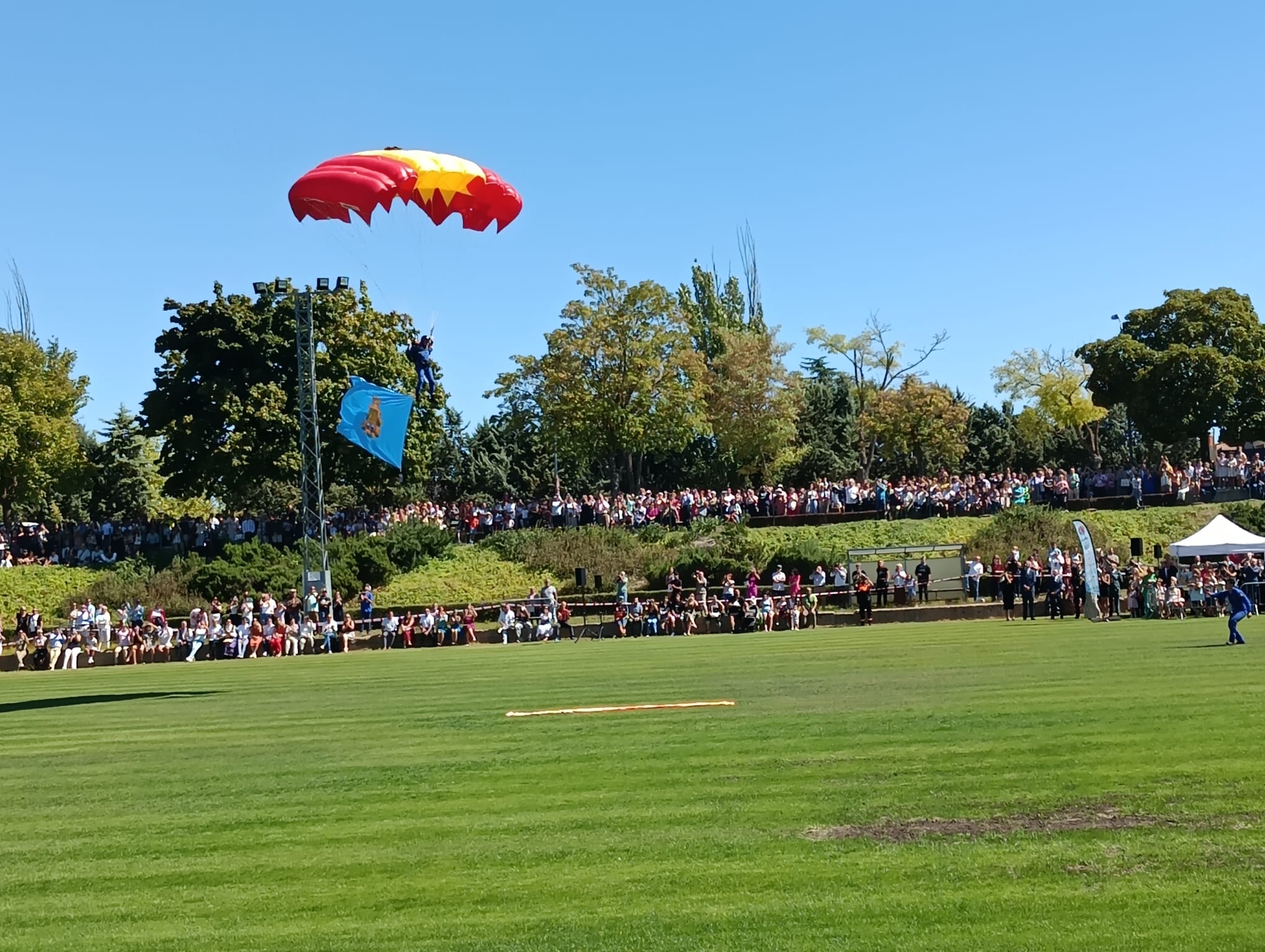 Saltos de la PAPEA del Ejército del Aire el Día de la Función en Aranda 2025