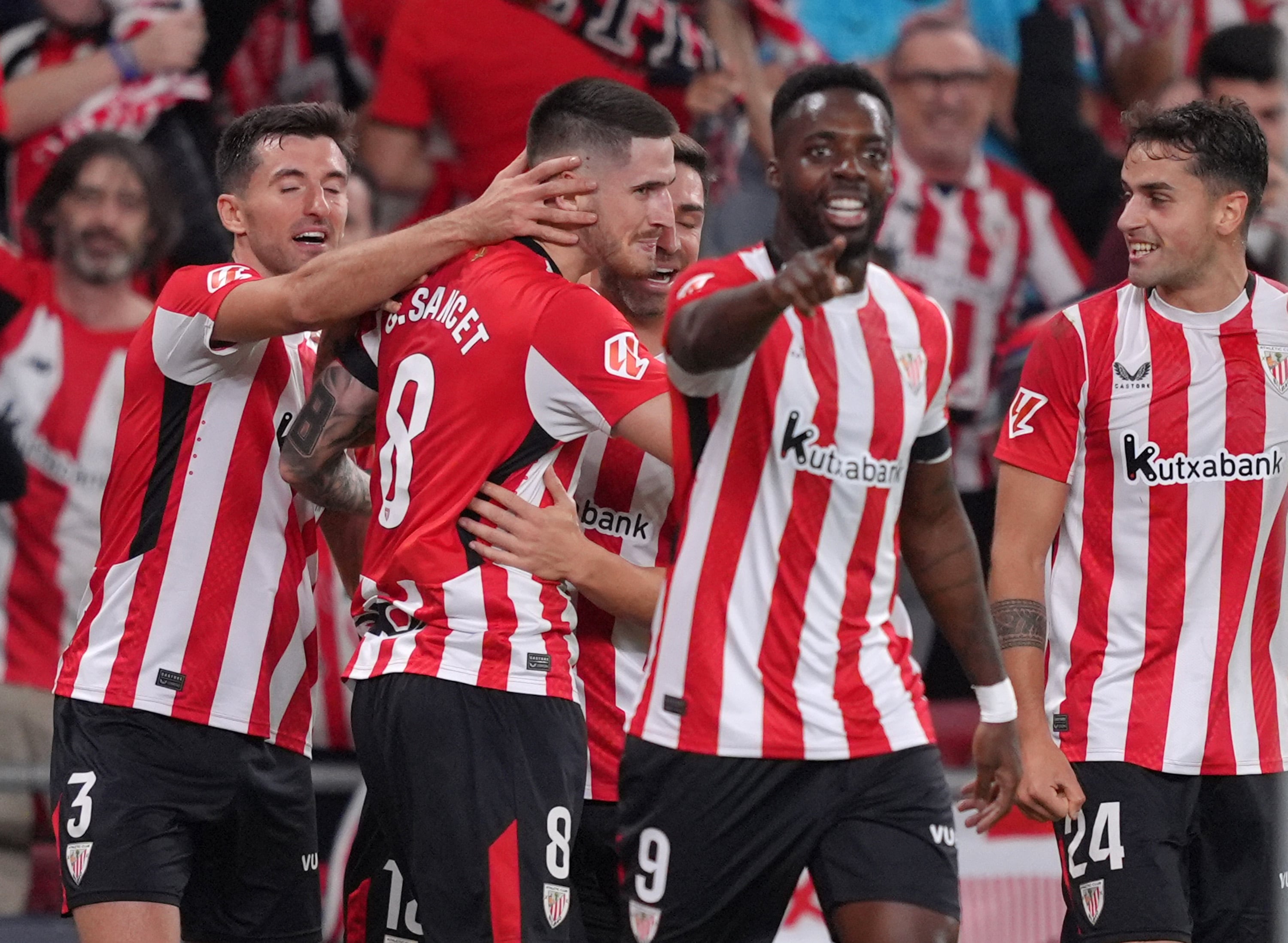 Los jugadores del Athletic Club celebran el gol de Oihan Sancet ante la Real Sociedad