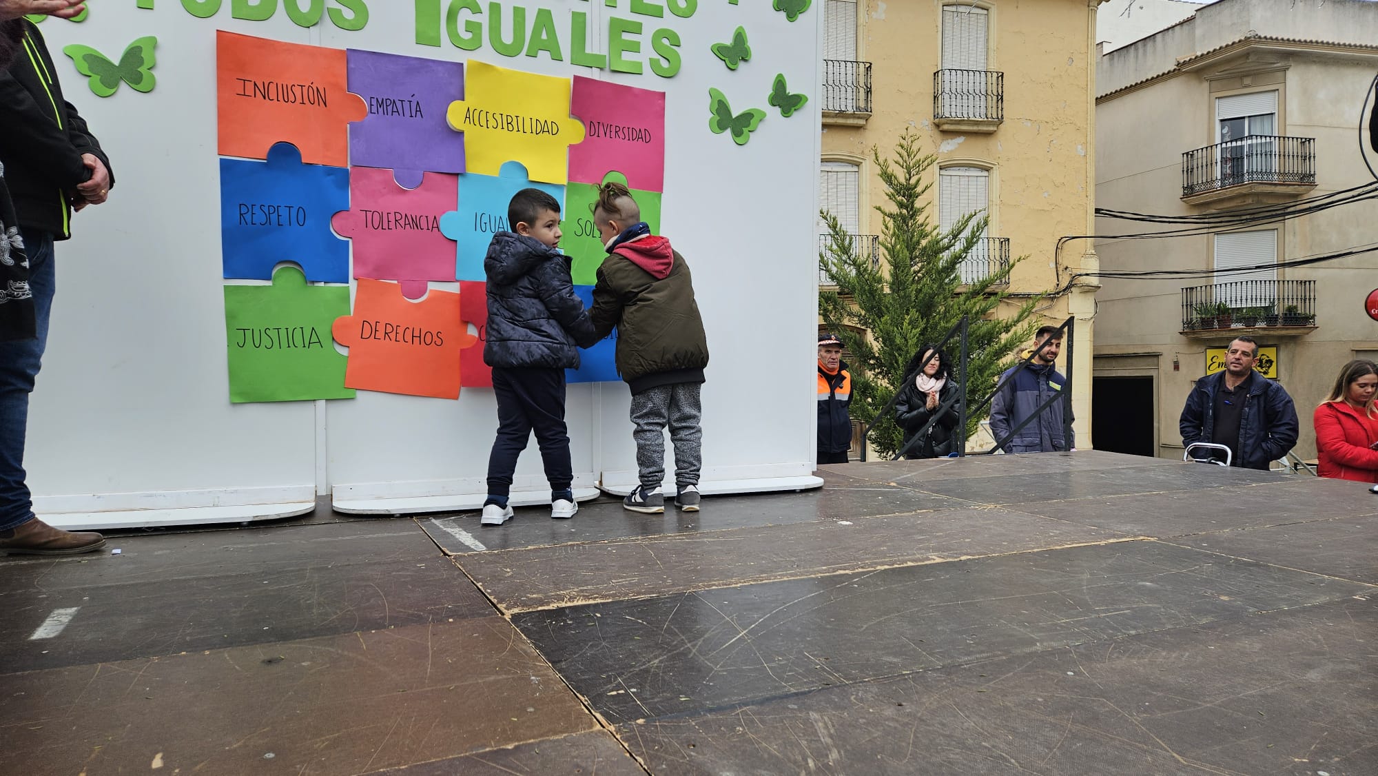 Escolares colocan piezas del puzzle