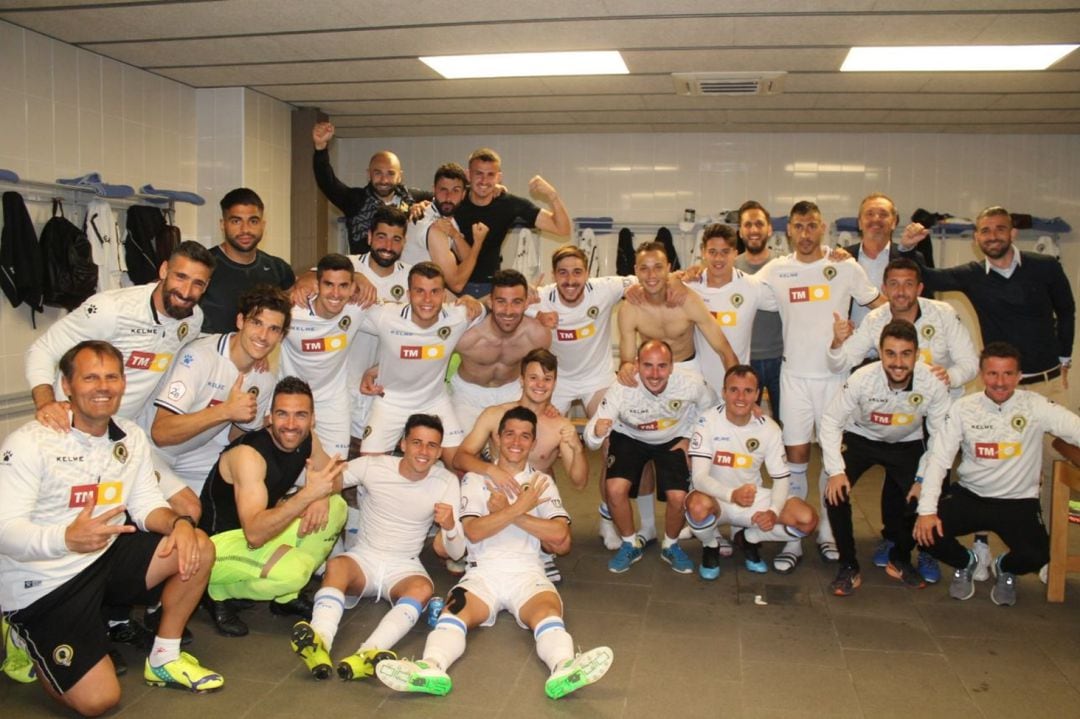 La plantilla celebra la victoria ante el Barça B