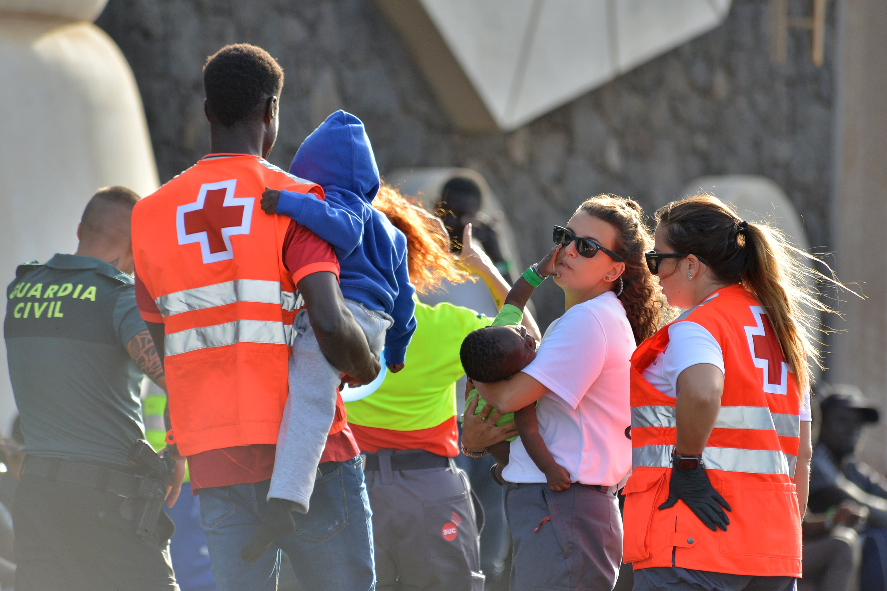 GRAFCAN8331. LA RESTINGA (EL HIERRO) (ESPAÑA), 12/10/2023.- Cada vez que llega un cayuco a la isla canaria de El Hierro, un equipo de voluntarios y sanitarios son las primeras caras que ven los migrantes al pisar tierra, entre ellos traductores como Tama Doucoure, un joven que llegó hace casi tres años a Europa de la misma manera, y que se alegra por poder &quot;sumar&quot; familiares con cada embarcación. Este joven de Mali llegó a El Hierro en cayuco el día de Navidad de 2020 y, desde entonces, vive y trabaja en la isla, donde colabora además como voluntario de Cruz Roja. EFE/ Gelmert Finol
