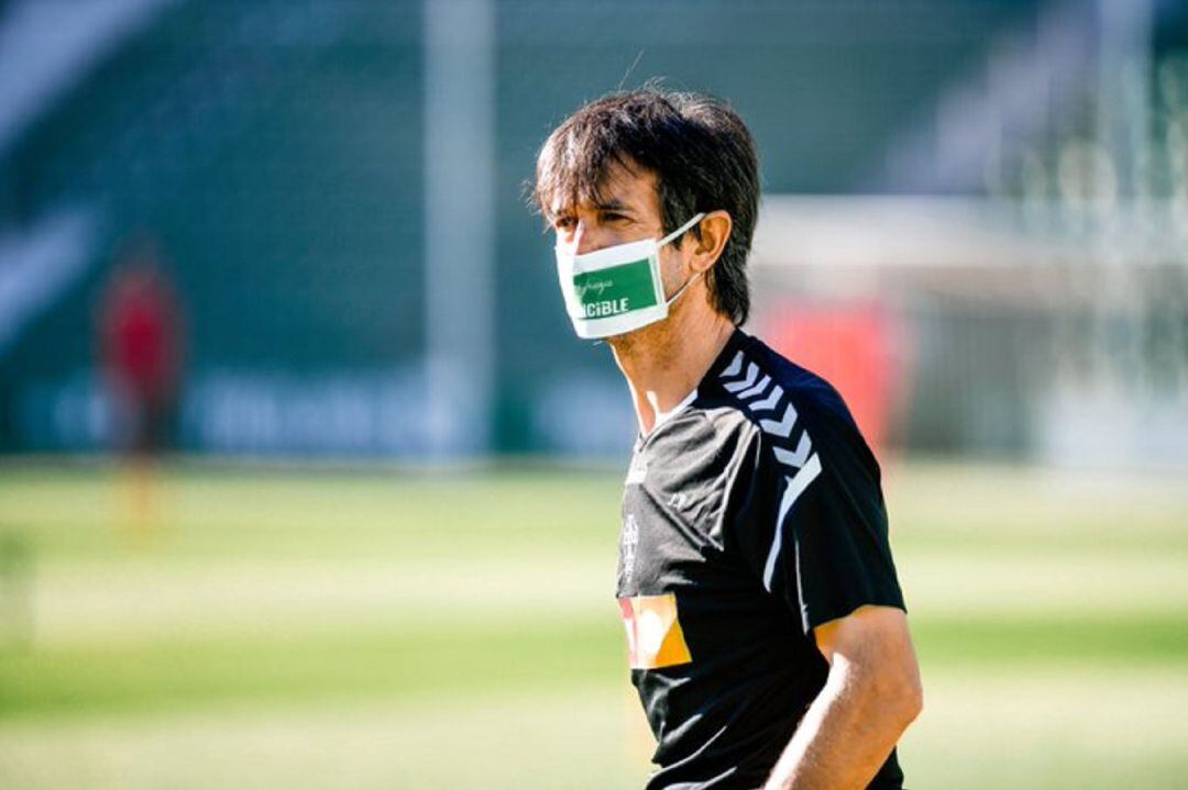 Pacheta con la mascarilla durante un entrenamiento