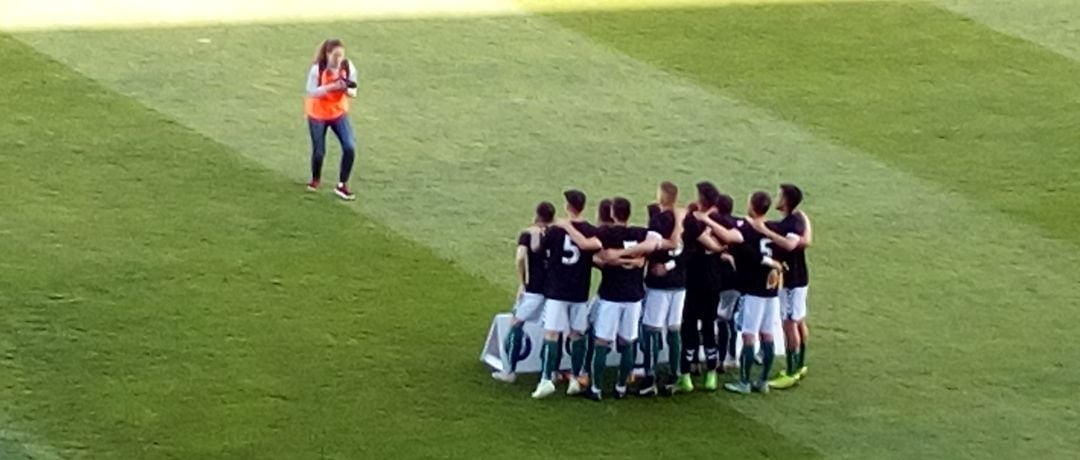 Los jugadores del Toledo salieron al campo con camisetas dirigidas a su compañero Chato, todos con el 5 a la espalda