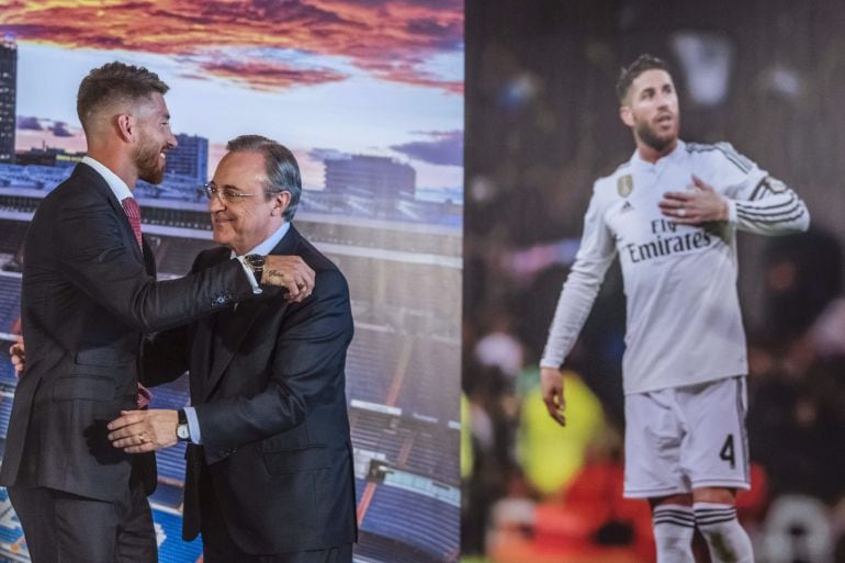 Sergio Ramos, capitán del Real Madrid, felicitado por Florentino Pérez, presidente del club, durante el acto de renovación de su contrato hasta 2020 celebrado en el estadio Santiago Bernabéu