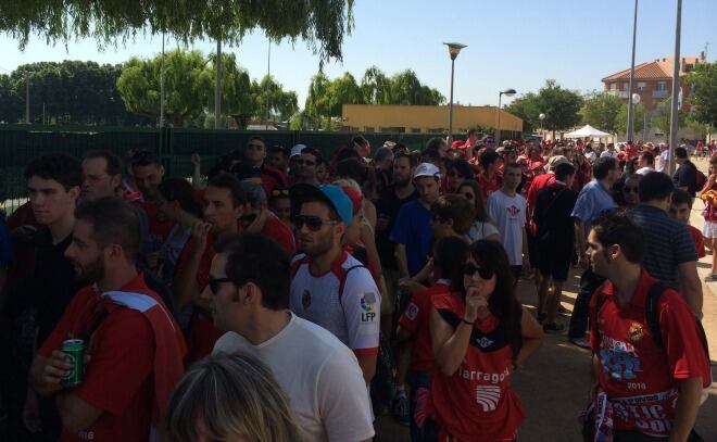 Alguns aficionats del Nàstic es van quedar sense entrada i van viure el partit des de l&#039;exterior del recinte llagosterenc