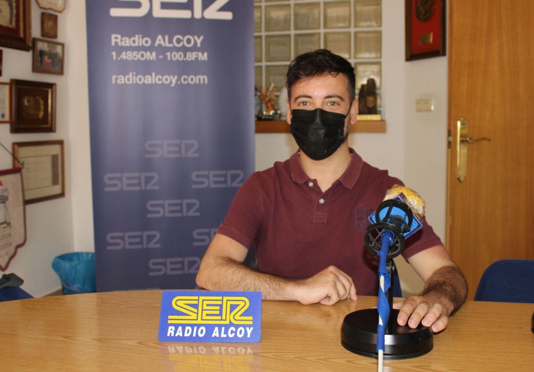 Ramón Álvarez, gerente de MetaEduca Alcoy, en el estudio central de Radio Alcoy