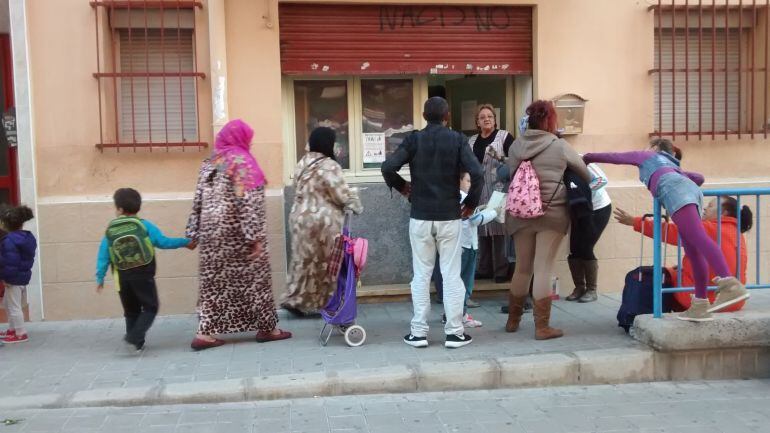 El local de la calle Gandía reparte alimentos cada mes