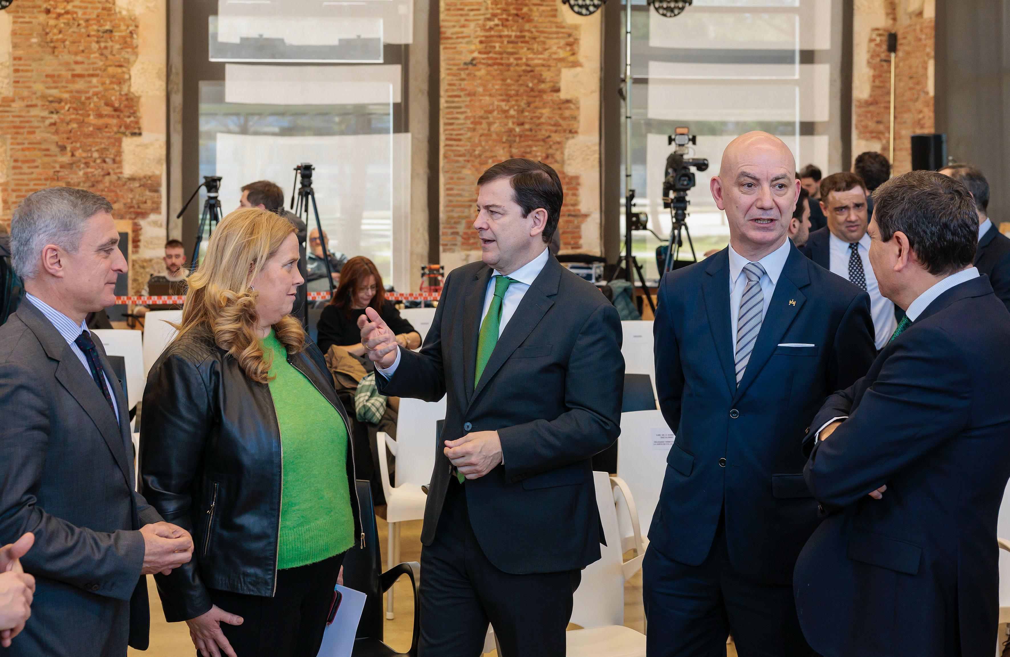 Fernández Mañueco habla con la alcaldesa Ayala en presencia del rector de la UBU, José Miguel García, el presidente de la Asociación del Hidrógeno, Rafael Barbero y el portavoz de la Junta, Fernández Carriedo