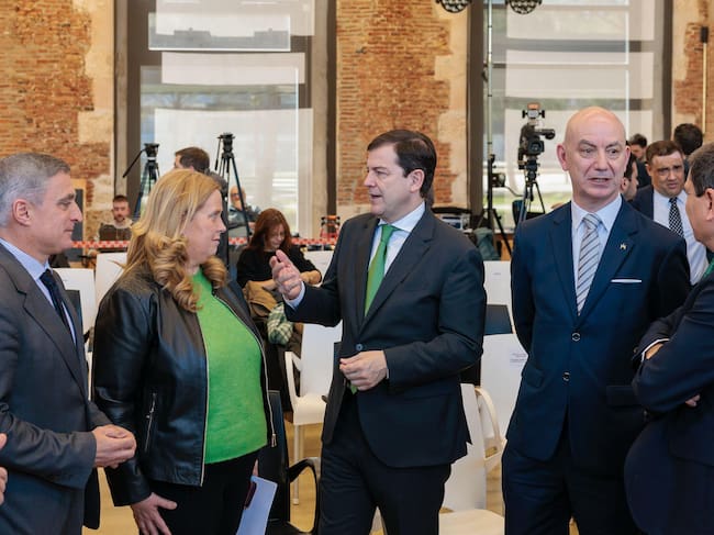 Fernández Mañueco habla con la alcaldesa Ayala en presencia del rector de la UBU, José Miguel García, el presidente de la Asociación del Hidrógeno, Rafael Barbero y el portavoz de la Junta, Fernández Carriedo