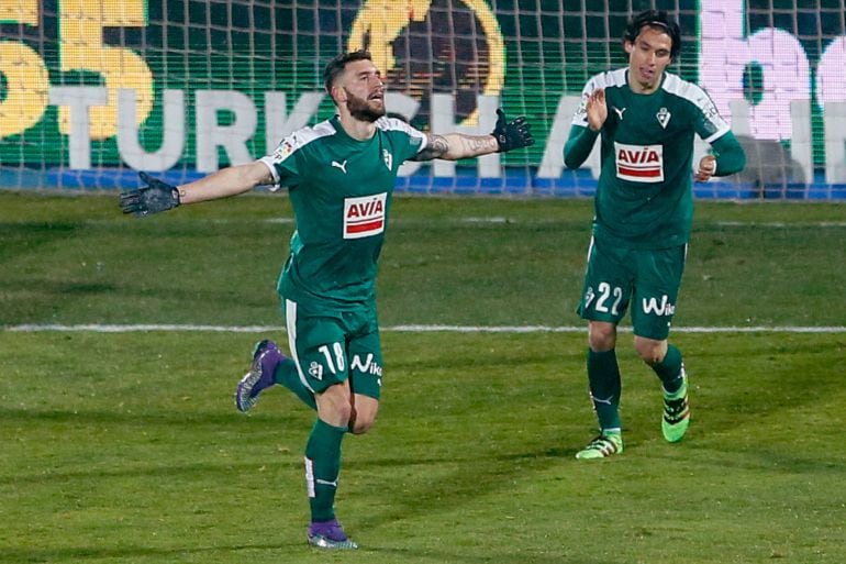 Borja Bastón celebra el empate ante el Getafe.