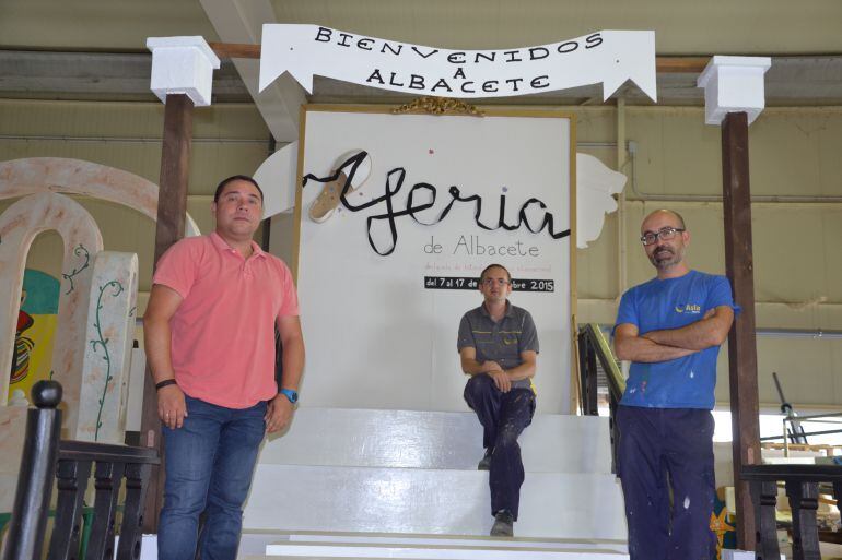 El director de ASLA, el jefe de taller y uno de los trabajadores