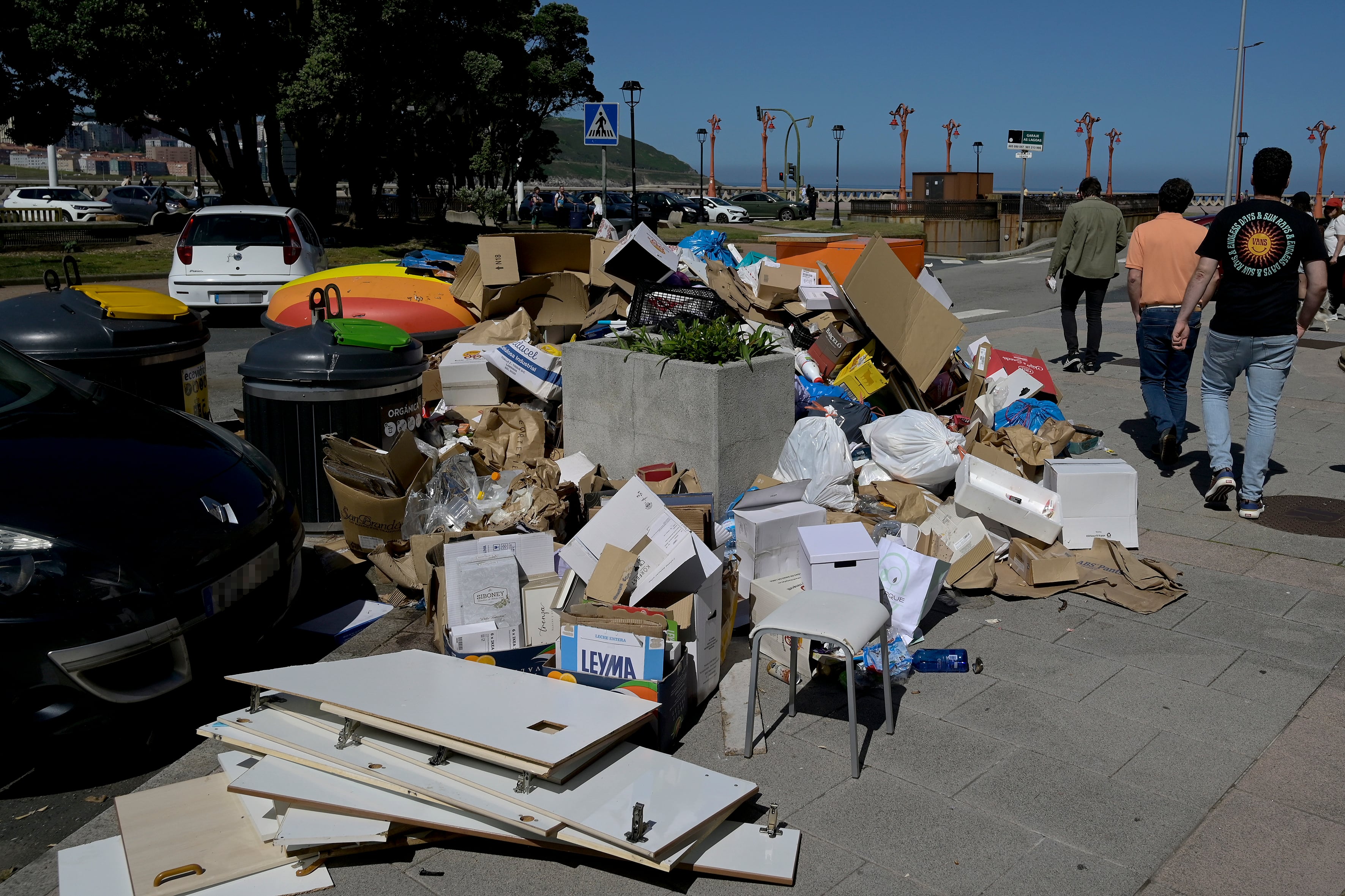 A CORUÑA, 22/07/2024.- Basura acumulada si recoger en el barrio de Monte Alto. La alcaldesa de A Coruña, Inés Rey, durante la rueda de prensa en la que ha anunciado la entrada de la ciudad en la situación de emergencia sanitaria, lo que permite contratar a partir del miércoles a una nueva empresa para la recogida de la basura que se acumula en las calles tras un mes de huelga del actual servicio, este lunes. EFE/ Moncho Fuentes
