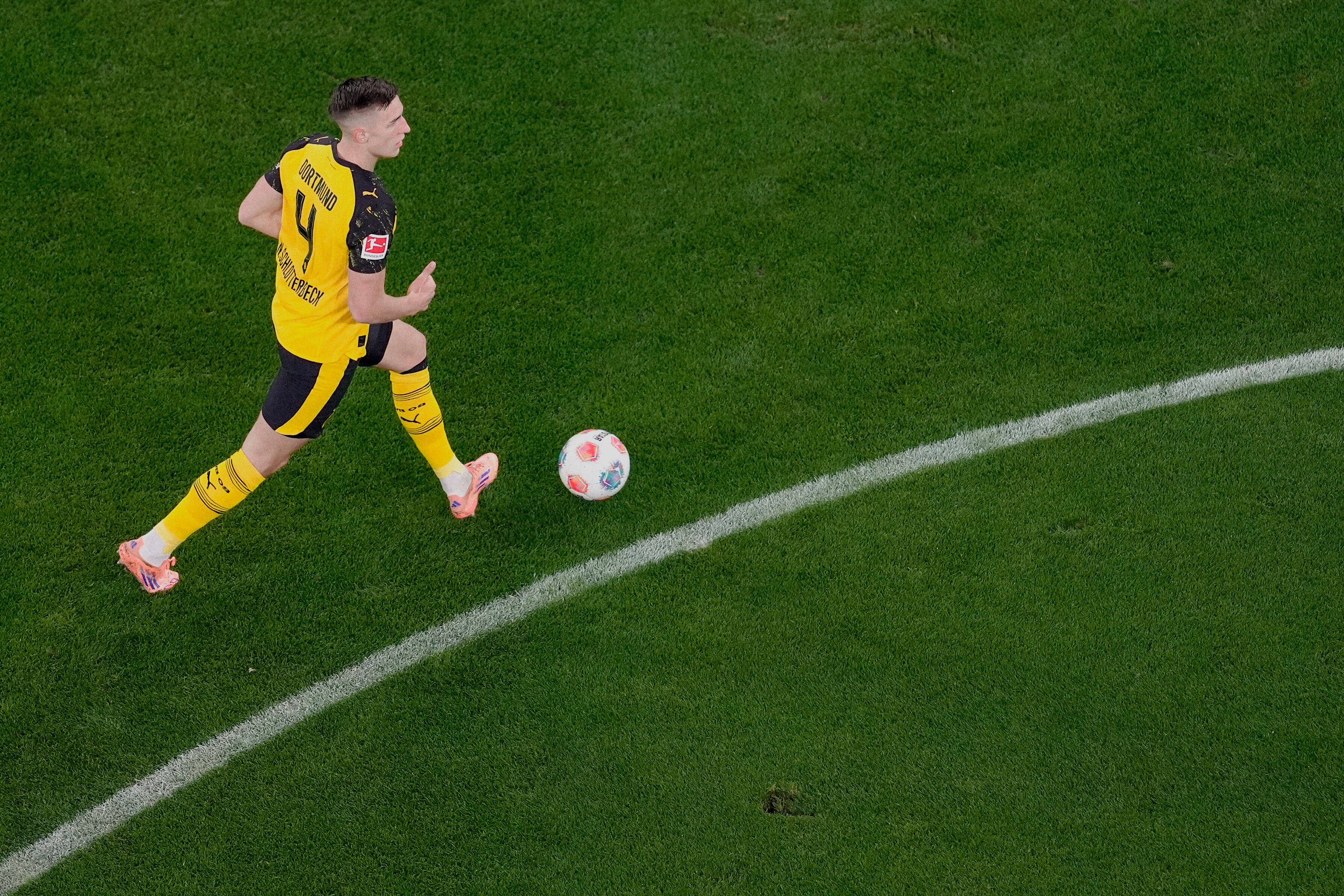 Nico Schlotterbeck, durante un partido con el Borussia Dortmund. (Alexandre Simoes/Borussia Dortmund via Getty Images)