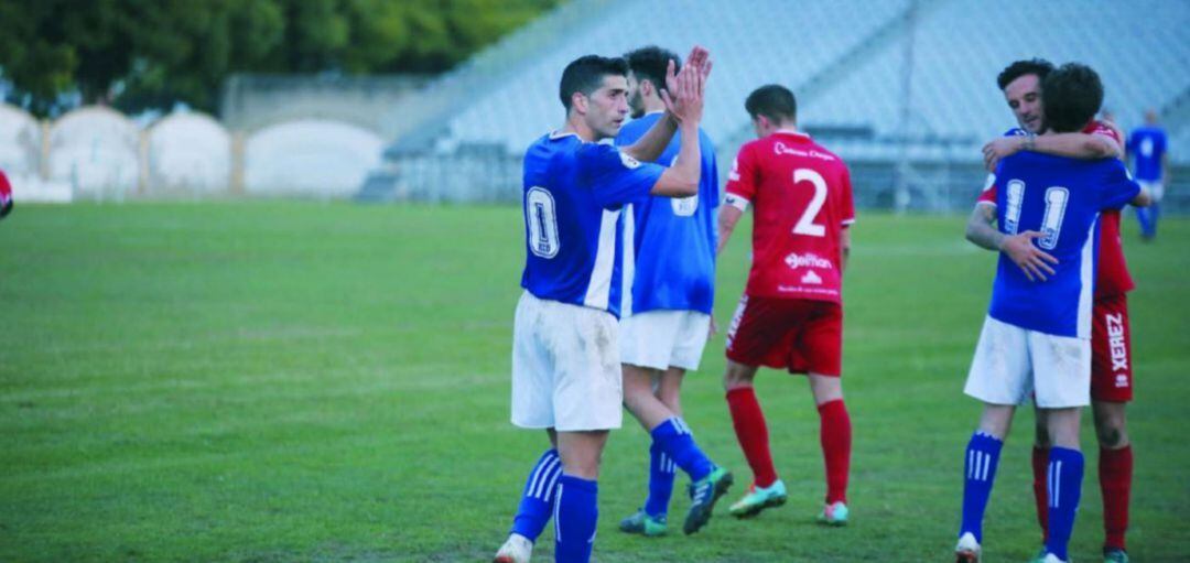 Jugadores de ambos clubes al finalizar su enfrentamiento en la Juventud la pasada temporada.