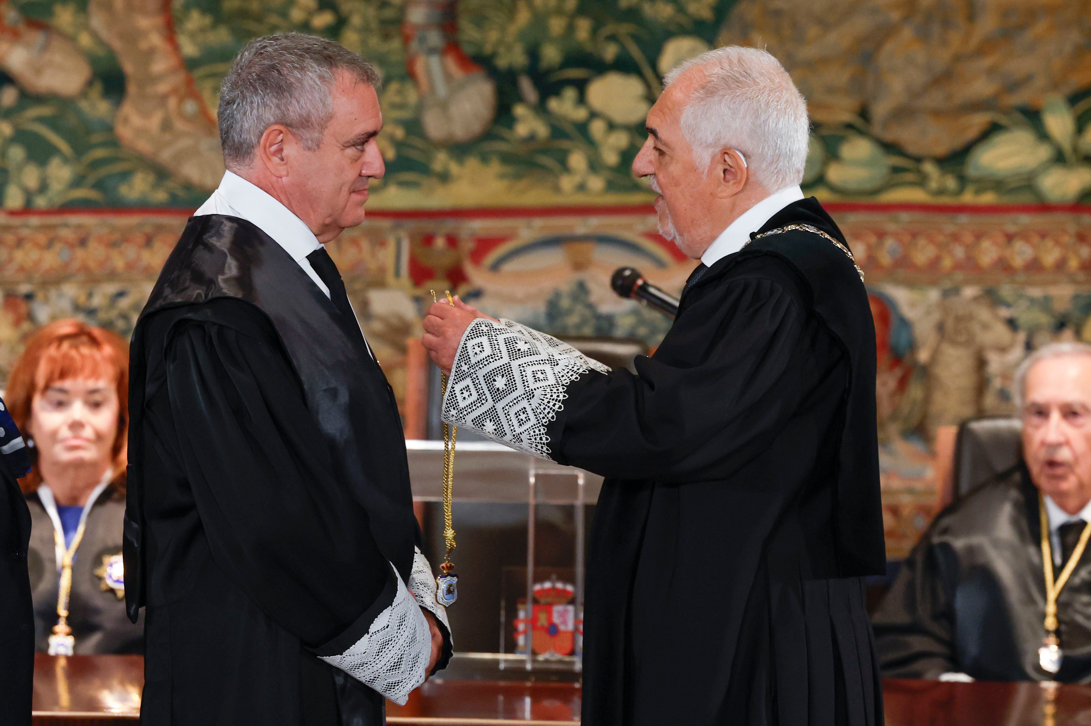 MADRID, 06/09/2024.- El magistrado José María Macías Castaño (i), toma posesión como nuevo miembro del Tribunal Constitucional ante presidente del Alto Tribunal, Cándido Conde-Pumpido (d), este viernes, en Madrid. EFE/ J.J. Guillén