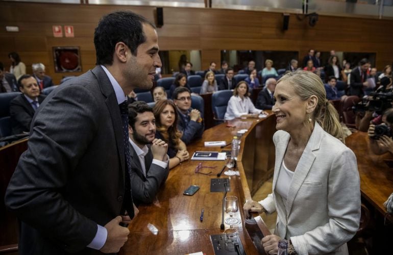 La candidata del PP, Cristina Cifuentes, conversa con el candidato de Ciudadanos, Ignacio Aguado.