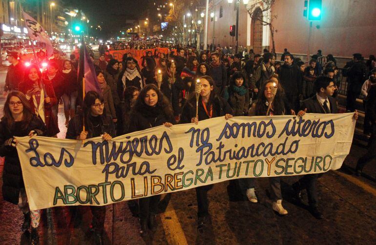 Activistas participan en una manifestación a favor del aborto &quot;libre y gratuito&quot; en Santiago (Chile). Fue convocada por más de 50 organizaciones feministas y de otros ámbitos.