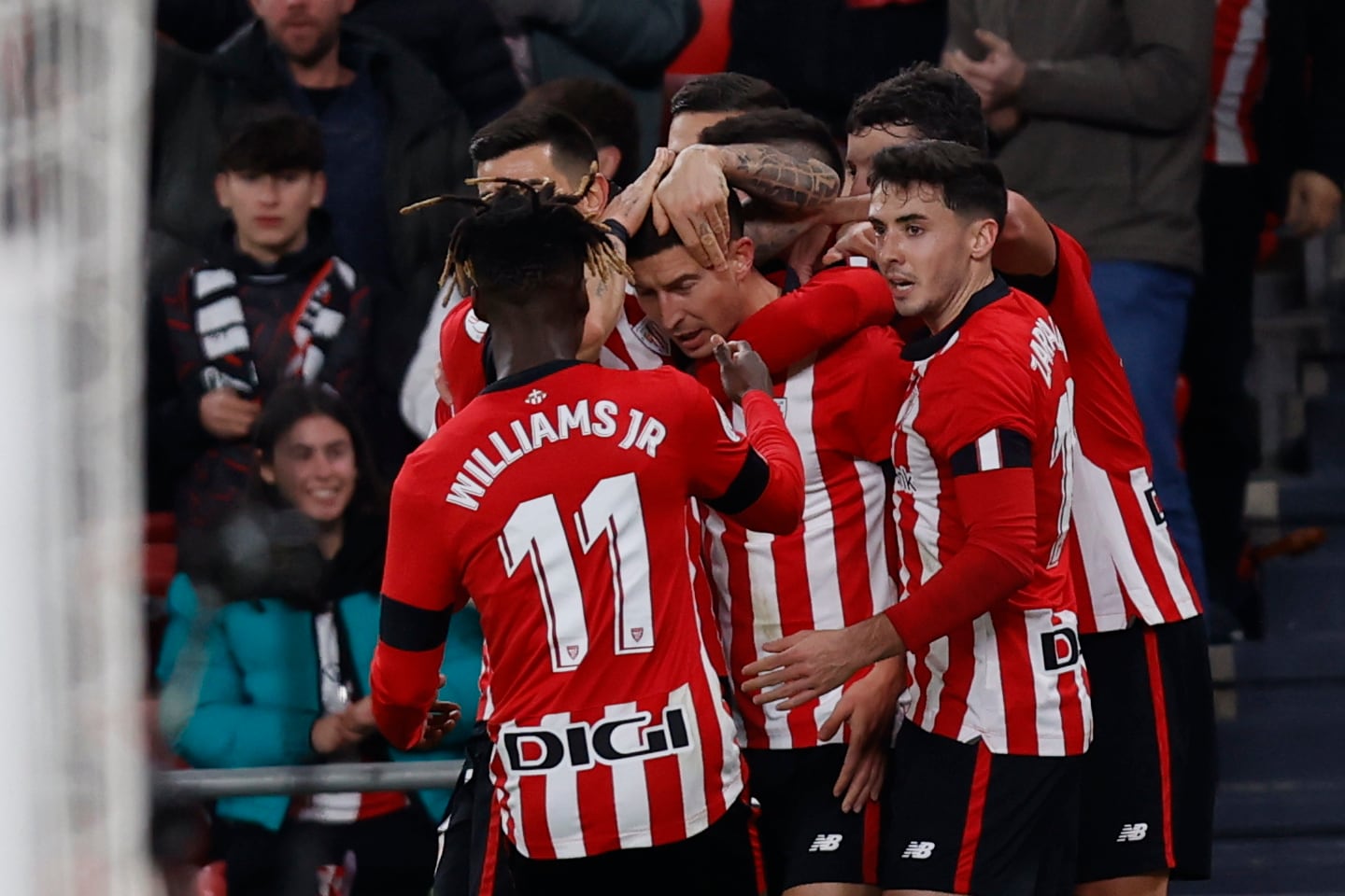 BILBAO, 18/01/2023.- Los jugadores del Athletic celebran su primer gol en el partido de octavos de final de la Copa del Rey entre Athletic Club y Espanyol, este miércoles en San Mamés. EFE/Miguel Toña
