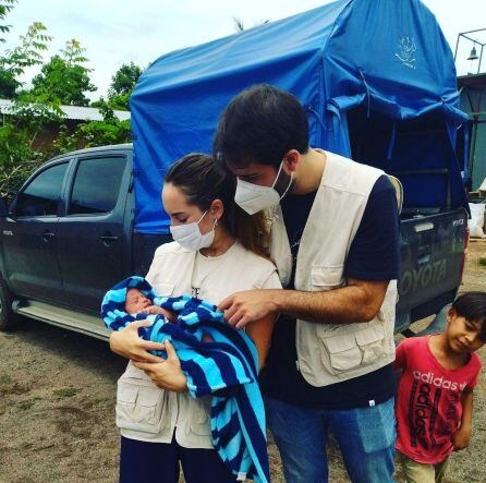 Cuidan un bebé durante su viaje de voluntariado