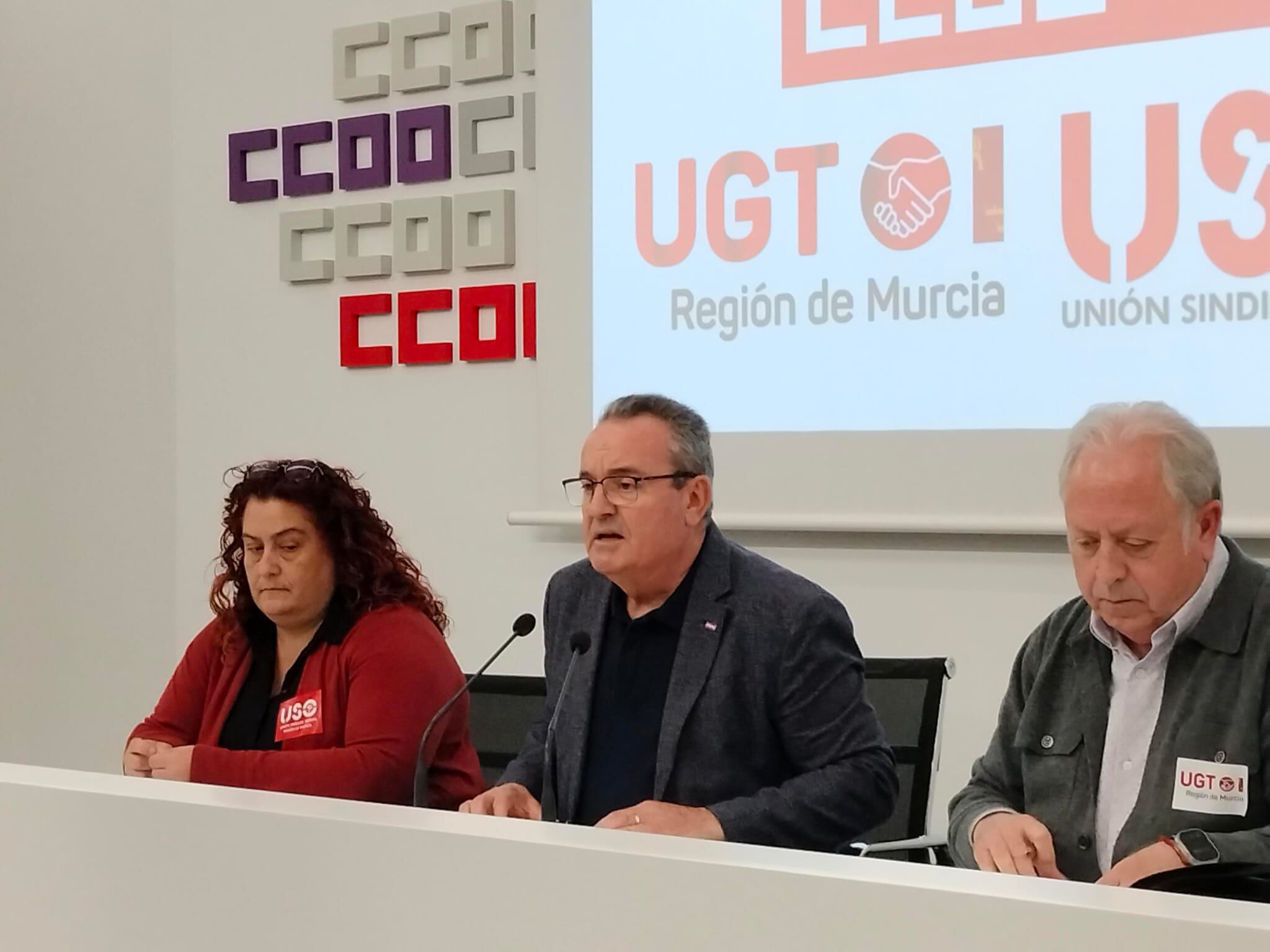 De izquierda a derecha: Julia Martínez, Santiago Navarro y Antonio Jiménez, secretarios generales de USO, CCOO y UGT