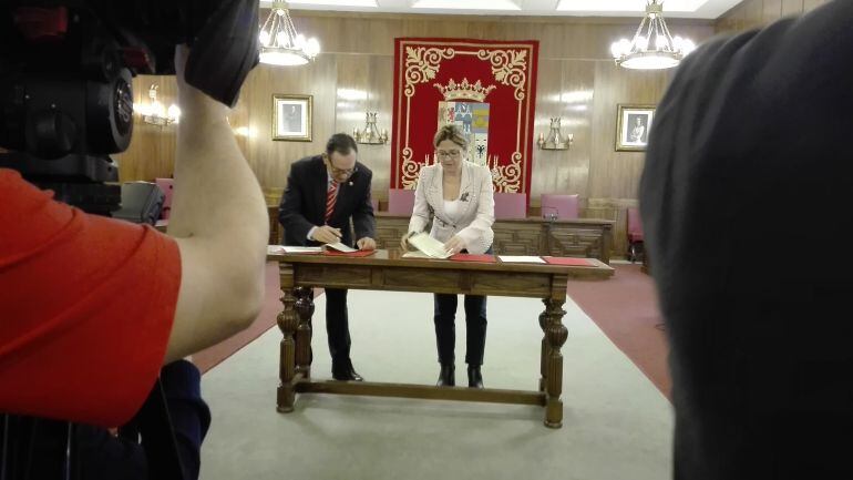 El presidente de la Cámara de Comercio, Manuel Vidal, y la Presidenta de la Diputación Mayte Martín Pozo, en el momento de la firma del convenio