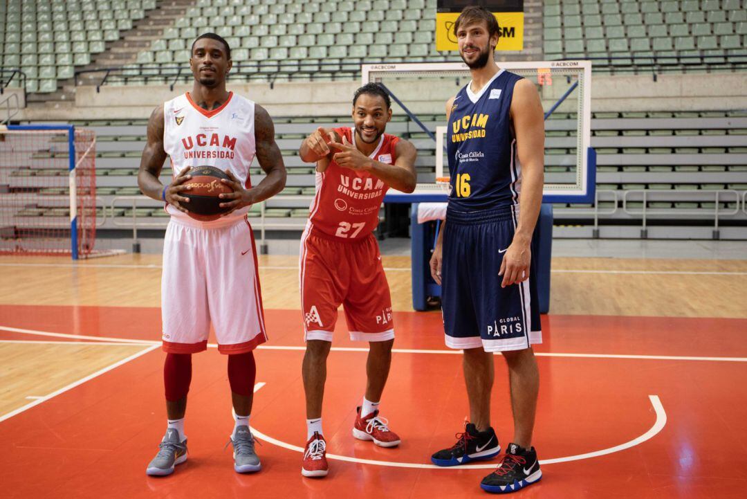 Ovie Soko, Sadiel Rojas y Marcos Delía posan con las tres equipaciones del UCAM Murcia CB para la temporada 2018-2019