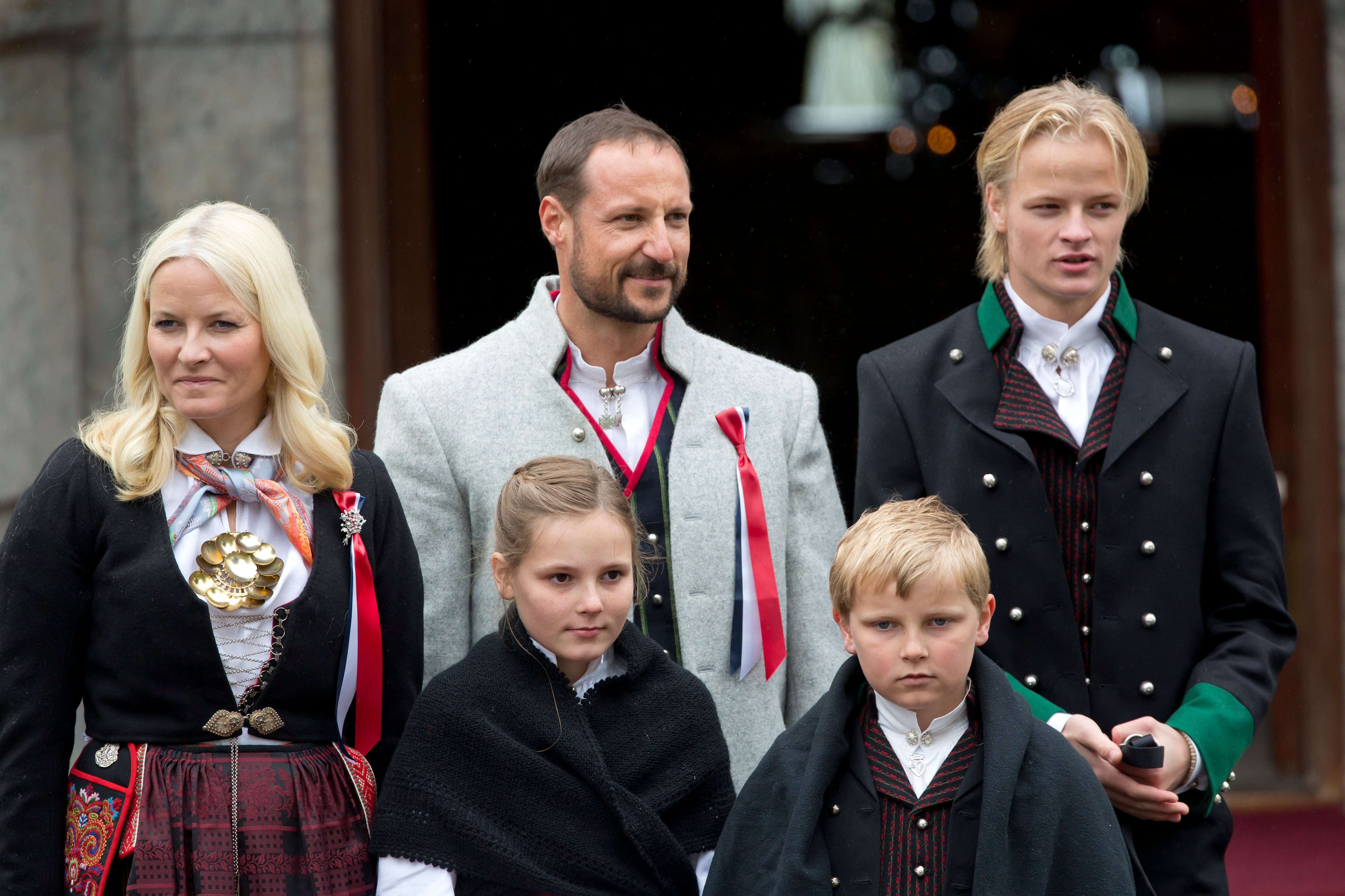 El príncipe heredero Haakon y la princesa heredera Mette-Marit de Noruega, junto con la princesa Ingrid Alexandra, el príncipe Sverre Magnus y el hijo de la princesa heredera Mette-Marit, Marius Borg Hoiby (derecha), en el Día Nacional de Noruega en 2015