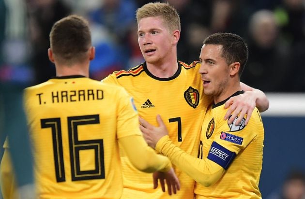 De Bruyne celebra junto a los hermanos Hazard