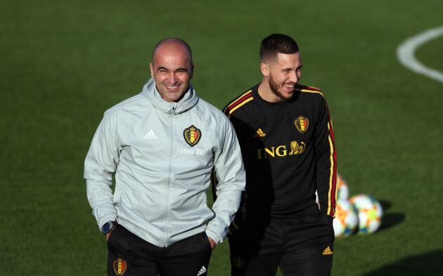 Roberto Martínez y Eden Hazard en un entrenamiento con Bélgica