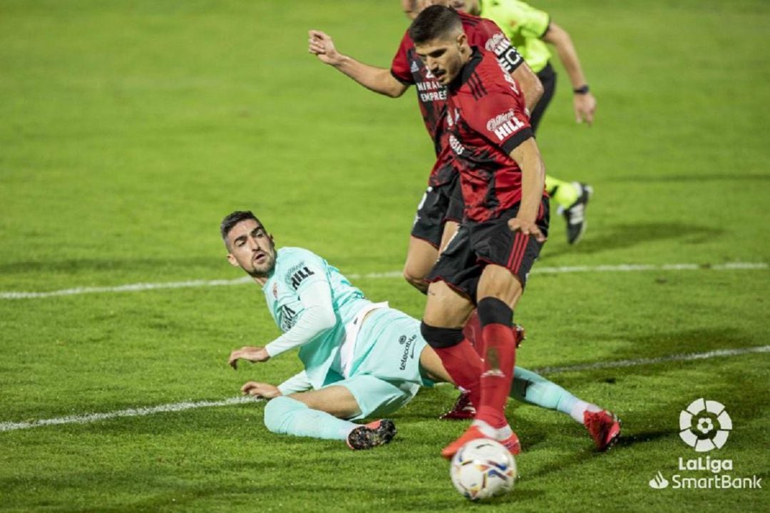 Borja López observa desde el suelo una acción de ataque del Mirandés.