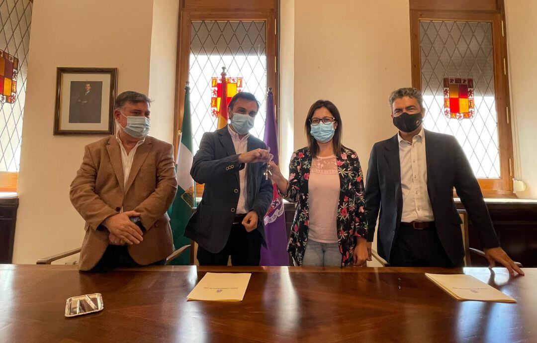 La concejala de Presidencia, África Colomo, recibe las llaves del vivero de manos del delegado de Empleo, Francisco Joaquín Martínez.