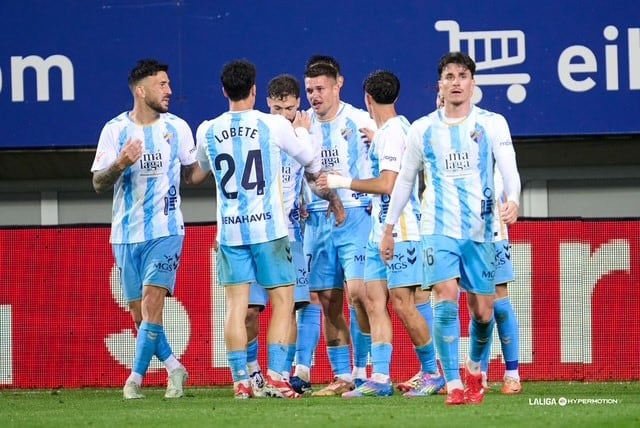 Los jugadores de el Málaga celebrando uno de los goles del partido ante el Eibar