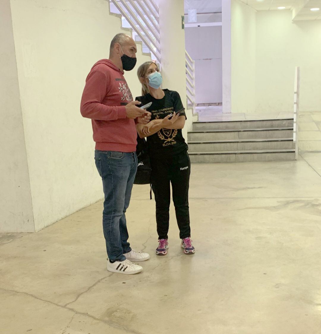 Andrea Aldeguer con el presidente del Bm. Elda - C.E.E., Guillermo Tendero