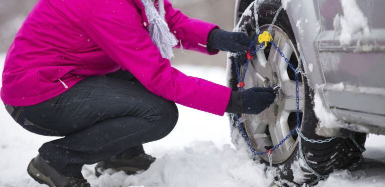 Al circular sin cadenas en una zona de nieve o hielo, el riesgo de perder el control del vehículo es muy alto