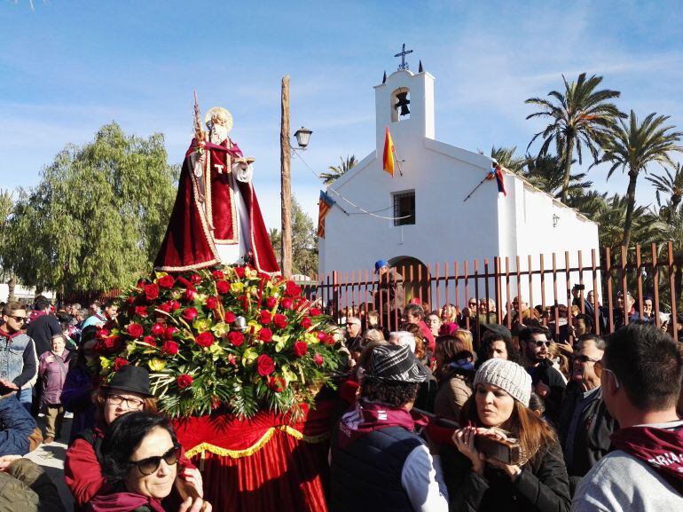 Un momento del recorrido de la romería de San Antón