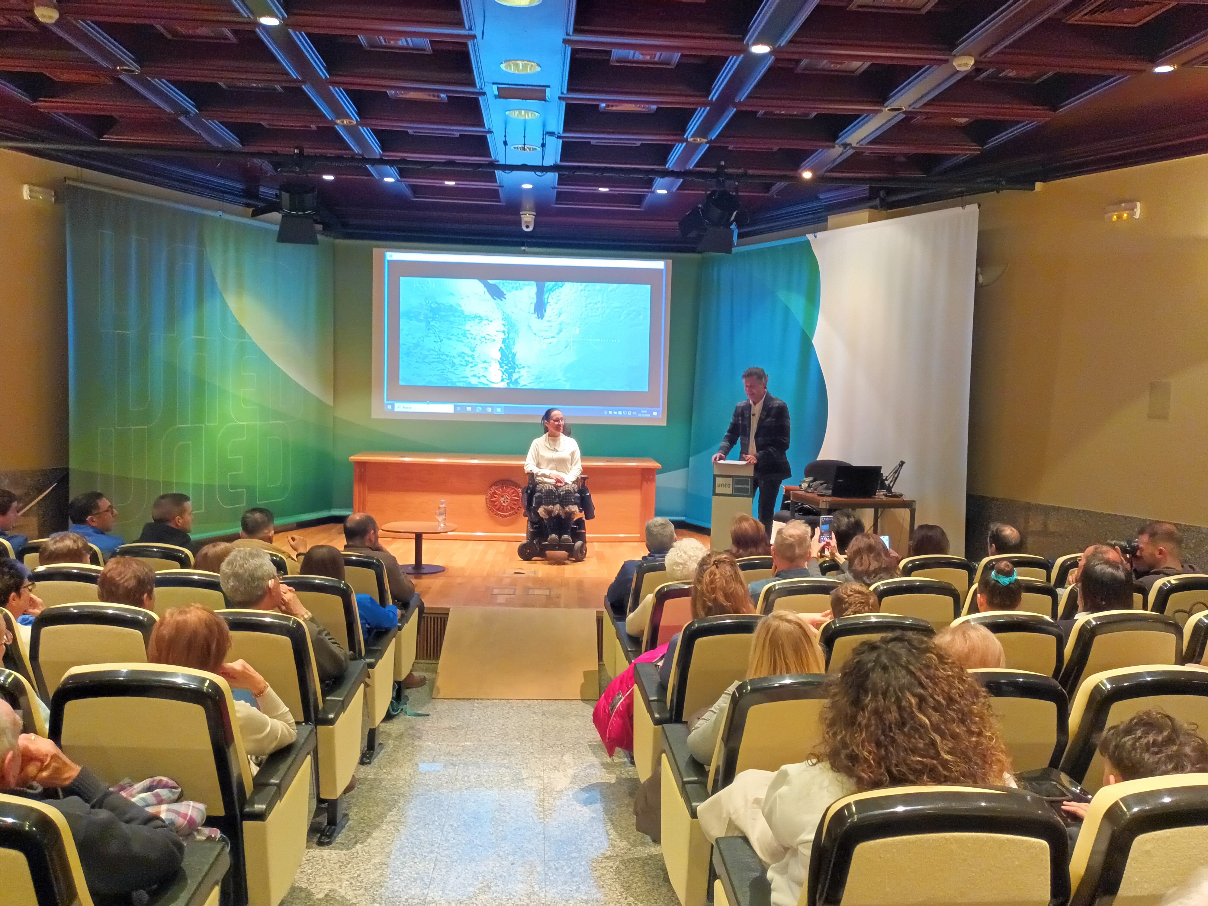 Teresa Perales en el centro de la Uned en Barbastro