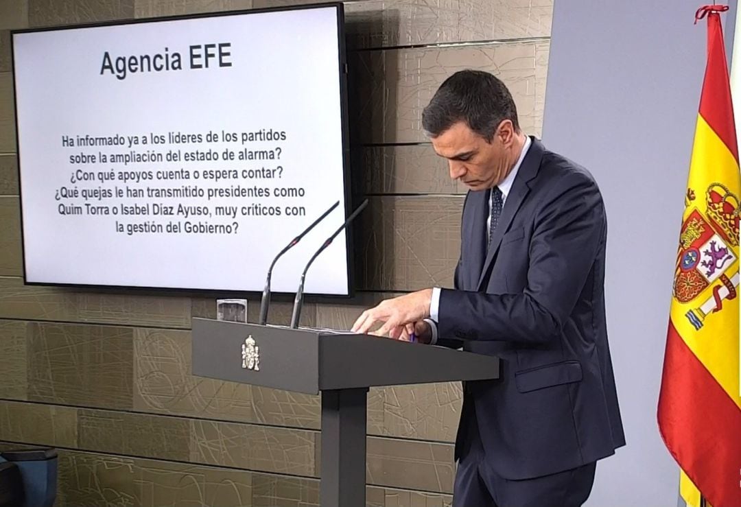 El presidente del Gobierno, Pedro Sánchez, respondiendo las dudas de los medios de comunicación en Moncloa