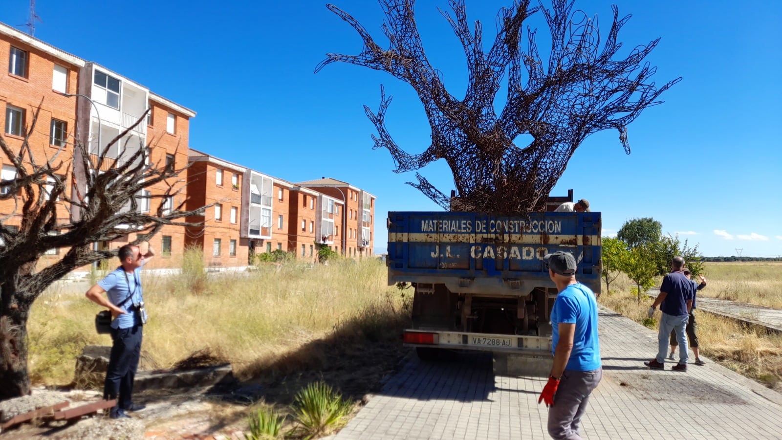 Instalación de la escultura que se inaugura el viernes en Olmedo