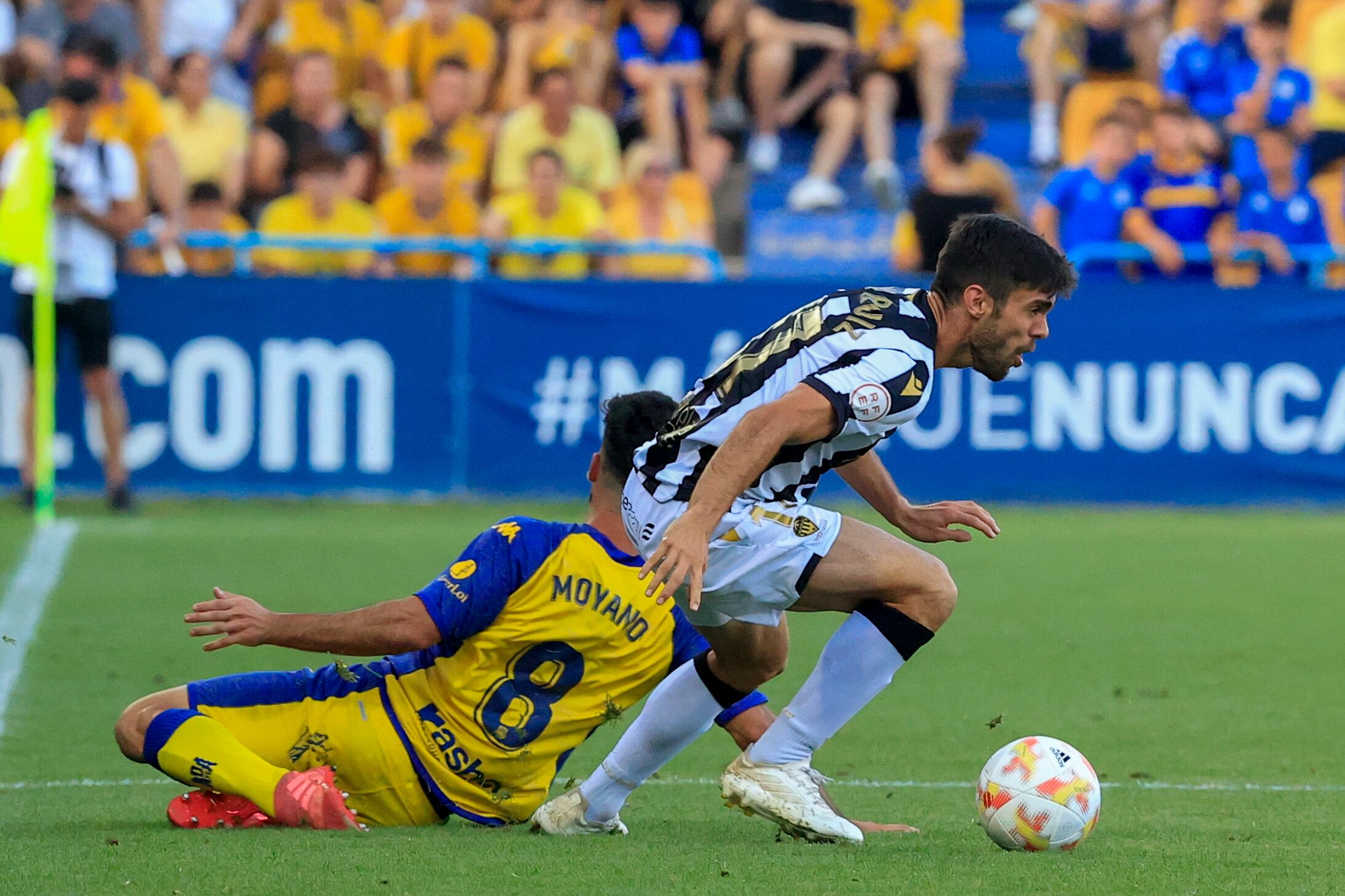 ALCORCÓN (MADRID), 24/06/2023.- El centrocampista del Alcorcón Antonio Moyano (i) trata de robarle la bola a Salva Ruiz (d), defensa del Castellón, durante el partido de vuelta de la final de la fase de ascenso a LaLiga SmartBank que la AD Alcorcón y el CD Castellón juegan hoy sábado en el estadio de Santo Domingo, en Alcorcón. EFE/ZIPI ARAGÓN
