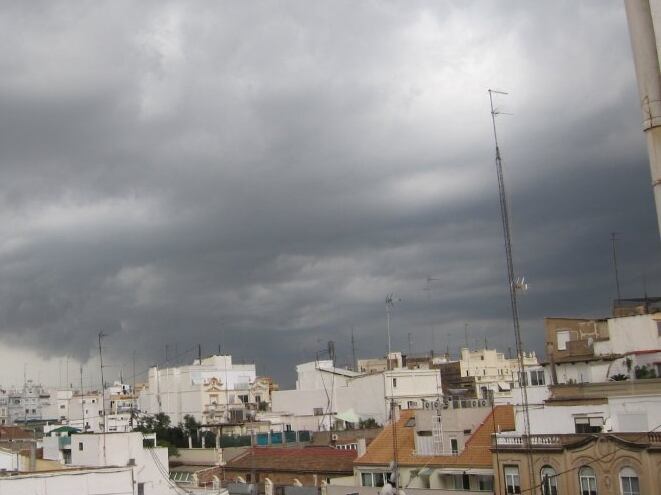 Lluvia, tormentas, viento y oleaje ponen hoy en riesgo a 12 provincias, que será rojo en Teruel, Tarragona y Castellón.