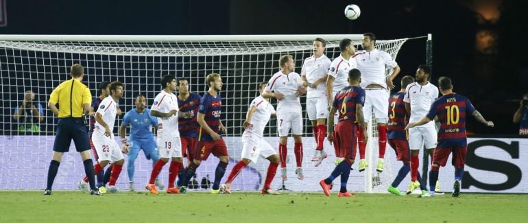 Messi hace su primer gol en la Supercopa de Europa ante el Sevilla.